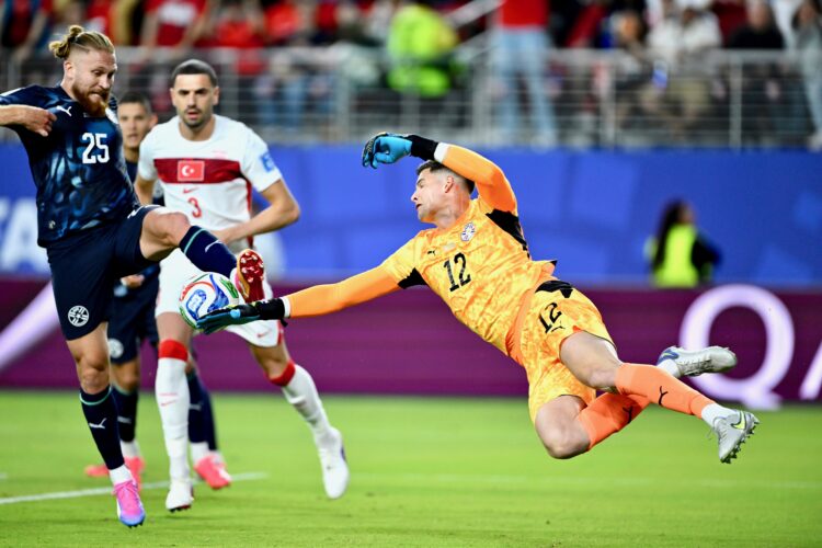 Man down, Paraguay defeats Turkey 1-0